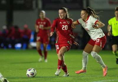 281025 - Wales v Poland, Women’s International Challenge Match - Carrie Jones of Wales holds off Emilia Szymczak of Poland