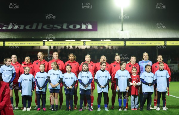 281025 - Wales v Poland, Women’s International Challenge Match - The Wales team line up for the anthem