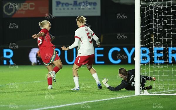 281025 - Wales v Poland, Women’s International Challenge Match -  Elise Hughes of Wales scores the opening goal as she beats Kinga Seweryn of Poland