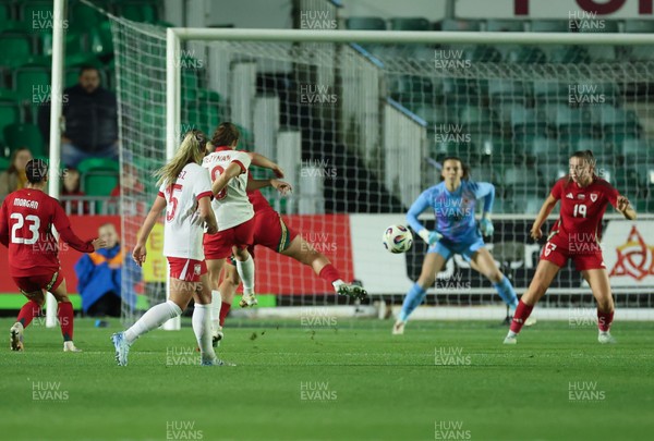 281025 - Wales v Poland, Women’s International Challenge Match - Nadia Krezyman of Poland shoots to score goal