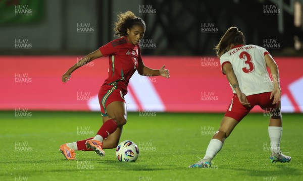281025 - Wales v Poland, Women’s International Challenge Match - Teagan Scarlett of Wales looks to get a shot at goal