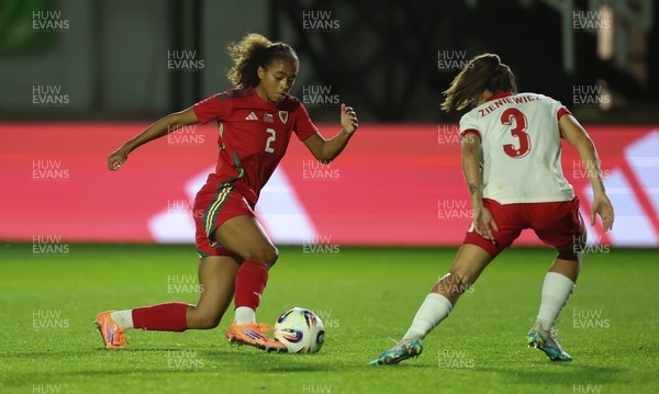 281025 - Wales v Poland, Women’s International Challenge Match - Teagan Scarlett of Wales looks to get a shot at goal