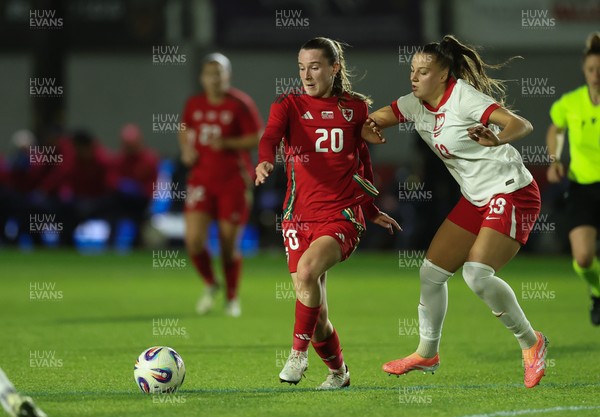 281025 - Wales v Poland, Women’s International Challenge Match - Carrie Jones of Wales holds off Emilia Szymczak of Poland