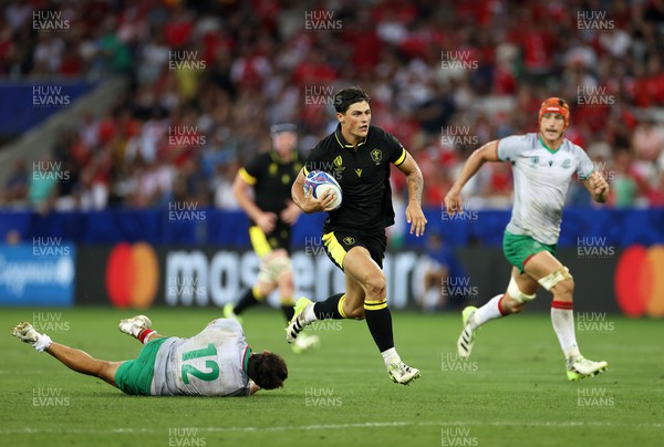 160923 - Wales v Portugal - Rugby World Cup France 2023 - Pool C - Louis Rees-Zammit of Wales makes a break