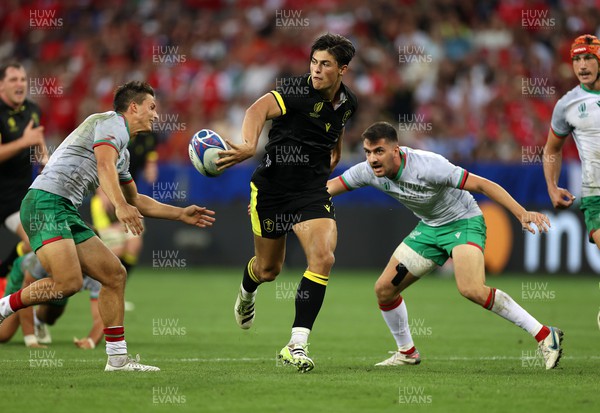 160923 - Wales v Portugal - Rugby World Cup France 2023 - Pool C - Louis Rees-Zammit of Wales makes a break