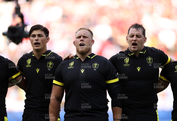 160923 - Wales v Portugal - Rugby World Cup France 2023 - Pool C - Louis Rees-Zammit, Corey Domachowski and Ryan Elias of Wales sing the anthem