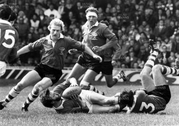 250481 - Wales v President's XV -  Ray Gravell is brought down by Andrew Slack, with Jean-Pierre Rives and Rob Louw closing 