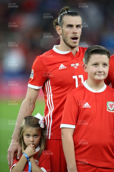 060918 - Wales v Republic of Ireland, UEFA Nations League - Gareth Bale of Wales during the lineup for the anthems with his daughter Alba Violet
