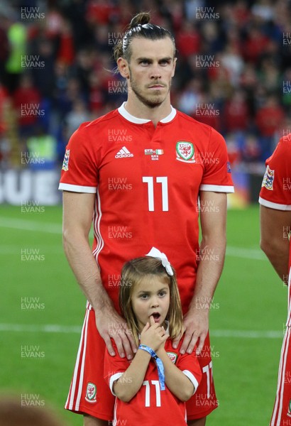 060918 - Wales v Republic of Ireland, UEFA Nations League - Gareth Bale of Wales with his daughter Alba Violet during the anthems