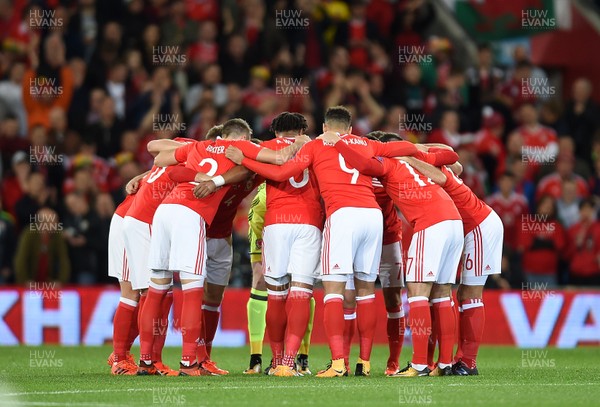 091017 - Wales v Republic of Ireland - FIFA World Cup Qualifier 2018 - Wales huddle