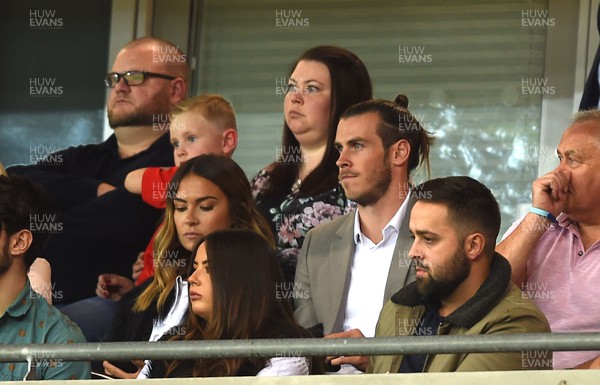 091017 - Wales v Republic of Ireland - FIFA World Cup Qualifier 2018 - Gareth Bale looks on