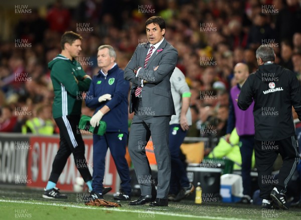 091017 - Wales v Republic of Ireland - FIFA World Cup Qualifier 2018 - Chris Coleman looks on