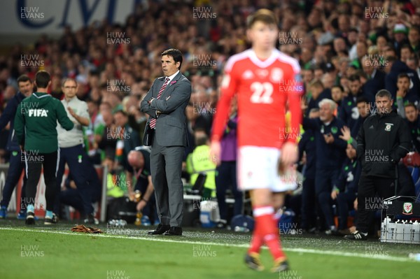 091017 - Wales v Republic of Ireland - FIFA World Cup Qualifier 2018 - Chris Coleman and Ben Woodburn of Wales look on