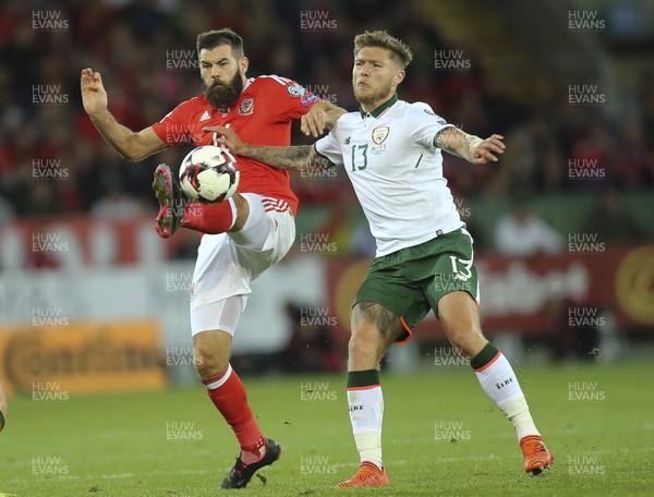091017 - Wales v Republic of Ireland, FIFA World Cup 2018 Qualifier - Joe Ledley of Wales and Jeff Hendrick of Republic of Ireland compete for the ball