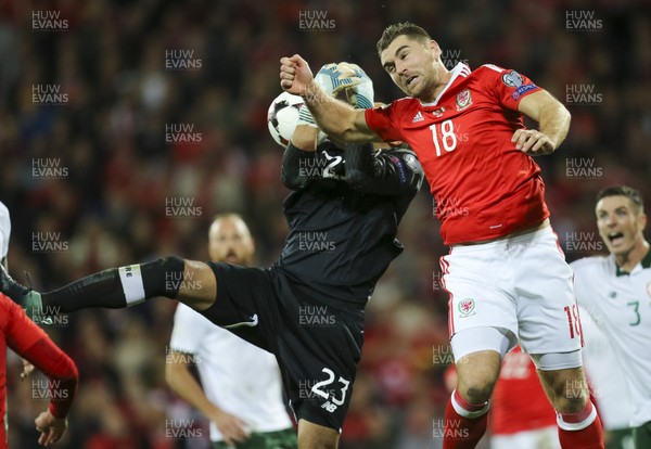 091017 - Wales v Republic of Ireland, FIFA World Cup 2018 Qualifier - Sam Vokes of Wales puts Republic of Ireland goalkeeper Darren Randolph under pressure as they go for the ball