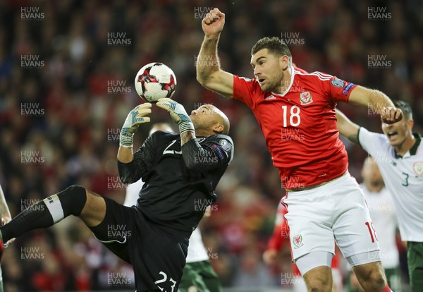 091017 - Wales v Republic of Ireland, FIFA World Cup 2018 Qualifier - Sam Vokes of Wales puts Republic of Ireland goalkeeper Darren Randolph under pressure as they go for the ball