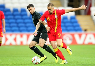 140813 - Wales v Republic of Ireland, Vauxhall International Friendly - Wales' Jack Collison is challenged by Republic of Ireland's Shane Long