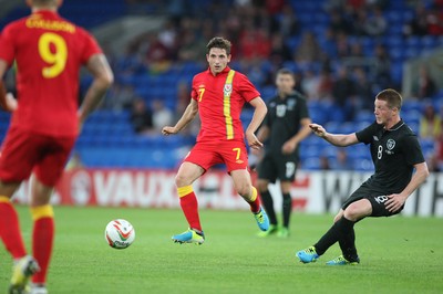 140813 - Wales v Republic of Ireland, Vauxhall International Friendly - Wales' Joe Allen plays the ball forward