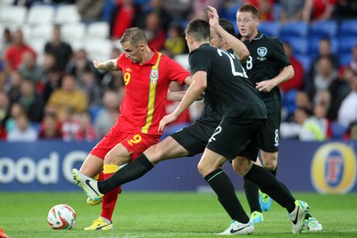 140813 - Wales v Republic of Ireland, Vauxhall International Friendly - Wales' Jack Collison is challenged by Republic of Ireland's John O'Shea and Ciaran Clark