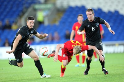 140813 - Wales v Republic of Ireland, Vauxhall International Friendly - Wales' Jonathan Williams is challenged by Republic of Ireland's Ciaran Clark and Glenn Whelan