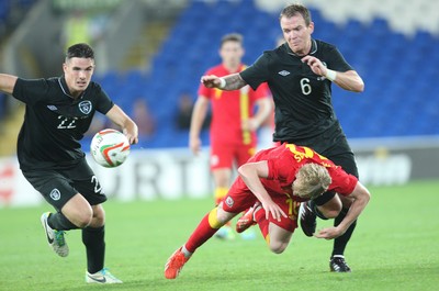 140813 - Wales v Republic of Ireland, Vauxhall International Friendly - Wales' Jonathan Williams is challenged by Republic of Ireland's Ciaran Clark and Glenn Whelan