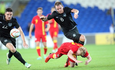 140813 - Wales v Republic of Ireland, Vauxhall International Friendly - Wales' Jonathan Williams is challenged by Republic of Ireland's Ciaran Clark and Glenn Whelan