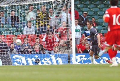 17.10.07 - Euro 2008 Qualifying Match, Group D Wales v Republic of Ireland Ireland's Robbie Keane scores goal 
