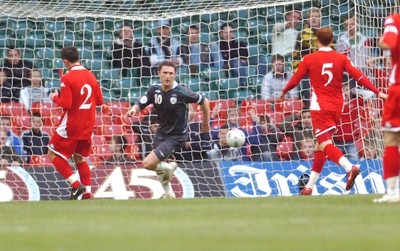 17.10.07 - Euro 2008 Qualifying Match, Group D Wales v Republic of Ireland Ireland's Robbie Keane scores goal 