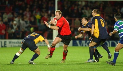 011102  Wales v RomaniaWales Scott Quinnell takes on Romeo Gontineac