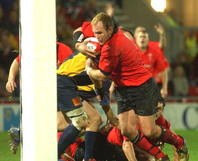 011102  Wales v RomaniaWales Scott Quinnell dives in for try