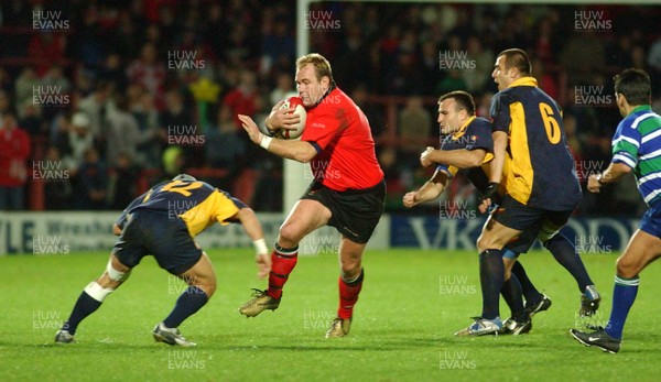 011102  Wales v RomaniaWales Scott Quinnell takes on Romeo Gontineac