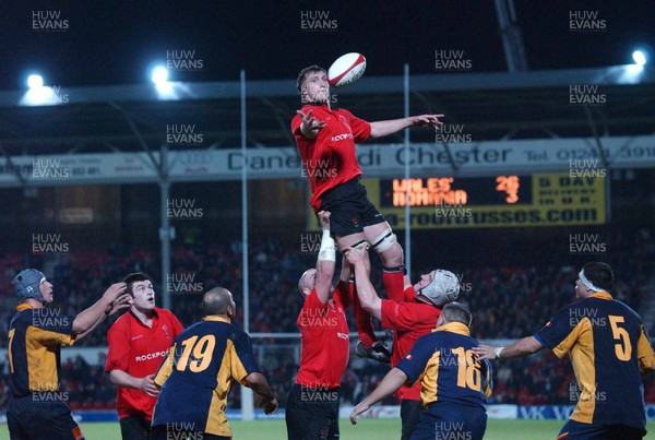 011102  Wales v RomaniaWales Steve Williams wins lineout ball