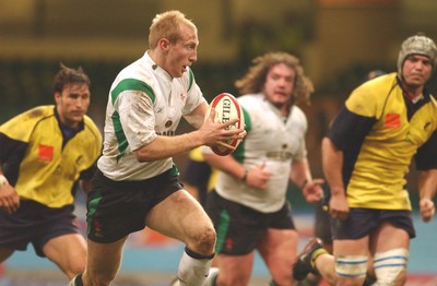 12.11.04 Wales v Romania  Wales Tom Shanklin rips through the Romanian defence  