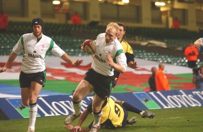 12.11.04 Wales v Romania  Wales Tom Shanklin romps in for his try  