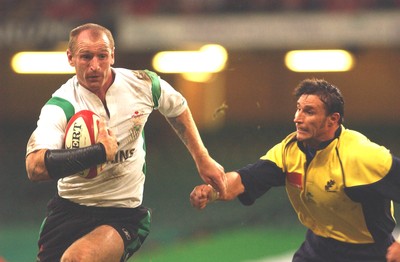 12.11.04 Wales v Romania  Wales Gareth Thomas finds a gap  