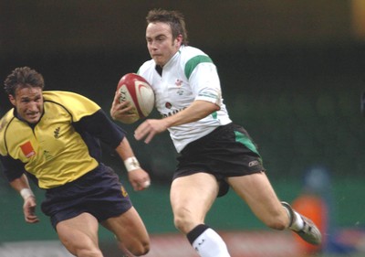 12-11-04. Wales v Romania.  Wales' Rhys Williams races in to score try.  