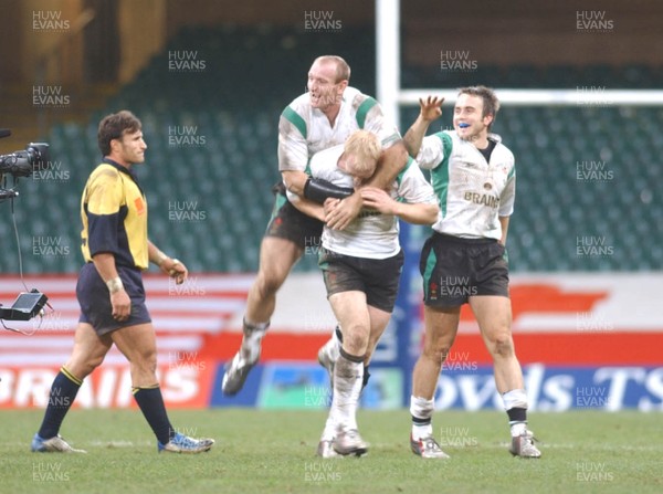 12.11.04 Wales v Romania  Wales captain Gareth Thomas celebrates the win by mobbing try scorer Tom Shanklin.  