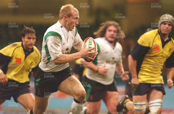 12.11.04 Wales v Romania  Wales Tom Shanklin rips through the Romanian defence  