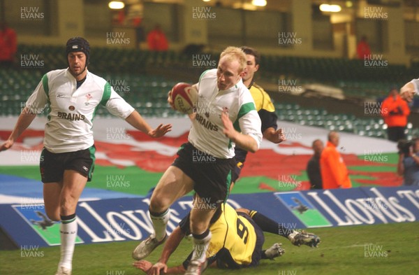12.11.04 Wales v Romania  Wales Tom Shanklin romps in for his try  