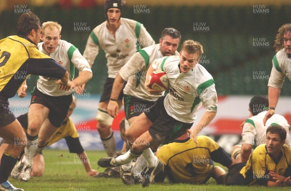 12.11.04 Wales v Romania  Wales Dwayne Peel finds some space  