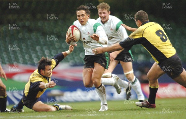 12-11-04. Wales v Romania.  Wales' Gavin Henson splits defence.  