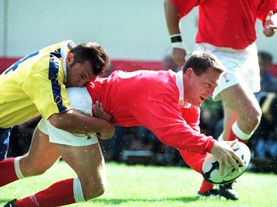 300897 - Wales v Romania - Allan Bateman dives over to score a try