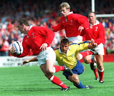 300897 - Wales v Romania - Allan Bateman of Wales looks for support