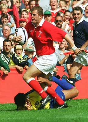 300897 - Wales v Romania - Leigh Davies of Wales scores a try