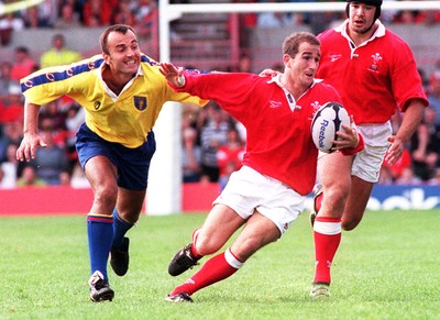 300897 - Wales v Romania - Paul John of Wales is challenged by Gheorgehe Solomie