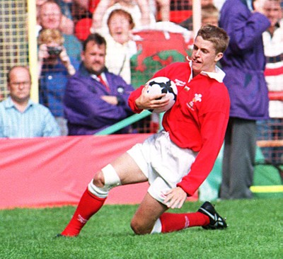 300897 - Wales v Romania - Arwel Thomas of Wales scores a try