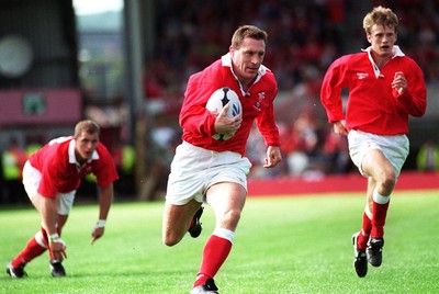 300897 - Wales v Romania - Allan Bateman of Wales