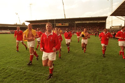 300897 - Wales v Romania - Gwyn Jones leads the team around the pitch after the game