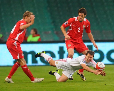 09.09.09 - World Cup Qualifying Group 4 Wales v Russia Russia's Konstantin Zyryanov is tackled by Wales' David Edwards and Sam Ricketts  