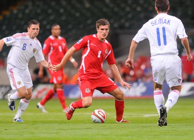 09.09.09 - World Cup Qualifying Group 4 Wales v Russia Wales' Aaron Ramsey looks to get between Russia's Igor Semshov and Serget Semak  